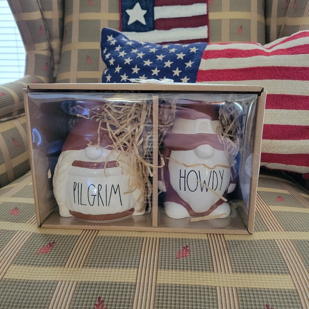 Rae Dunn salt/pepper shackers